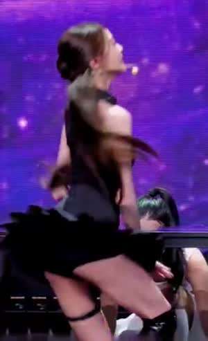 아이브 장원영 '블랙홀' 엠카 무대 움짤 (260305)