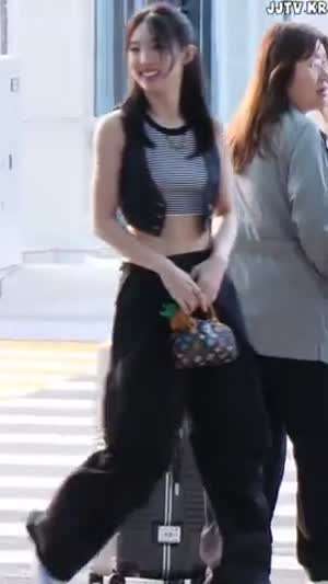 트와이스 나연 공항패션 줄무늬 크롭 나시 개미허리 골반.mp4