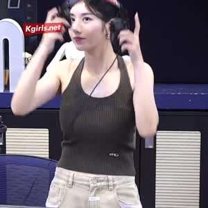 권은비 보이는 라디오 민소매 남다른 가슴 볼륨감.mp4