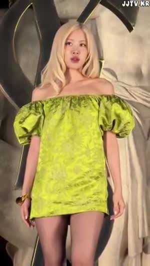 블랙핑크 로제 비단 오프솔더 원피스.mp4