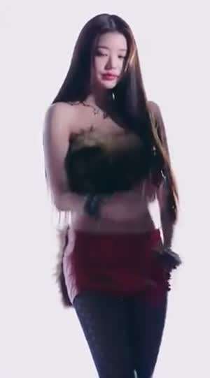 복부 배꼽을 드러낸 아이브 장원영 빨간 가죽핫팬츠 검스 허벅지