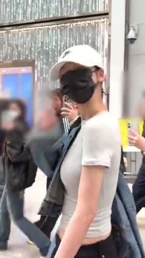 청자켓을 반쯤 걸친 에스파 카리나 묵직한 회색 크롭티