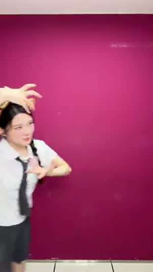 하츠투하츠 유하, 에이나