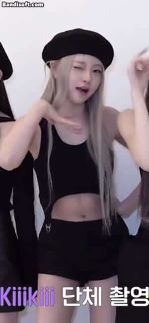 베레모 잘 어울리는 키키, 하음.gif