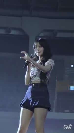 짧은 청치마 프로미스나인 백지헌 매끈 허벅지