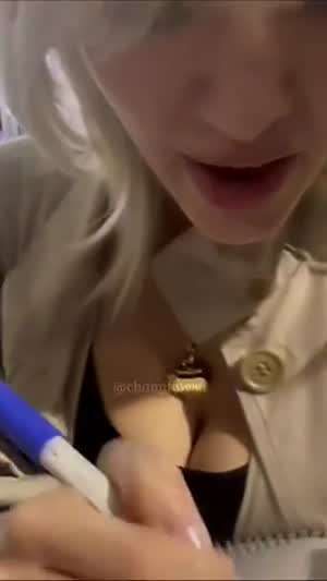 사인해주느라 방심한 소미의 코앞에서 누리는 가슴골