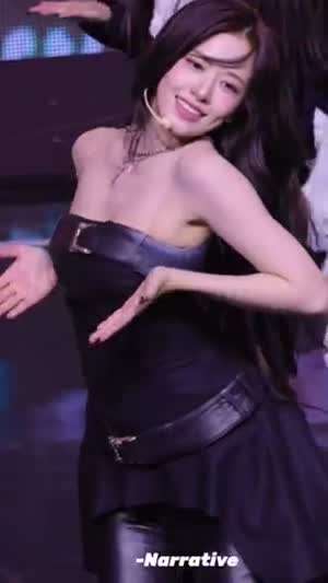 안유진 블랙 오프숄더 원피스...시원한 겨드랑이 윗슴골 바운스.mp4