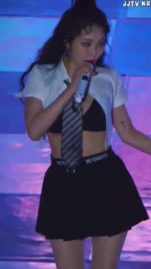 현아 단추푼 흰셔츠속 블랙 브라 가슴골.mp4