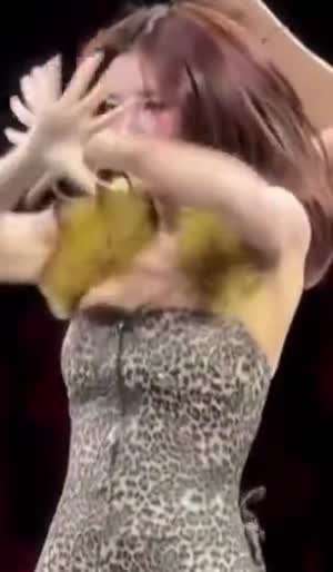 트와이스 모모 앞지퍼 전신 호피 오프숄더 삐져나온 누브라 가슴 출렁임.mp4