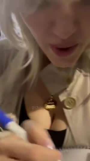 사인해주는 전소미 팬서비스