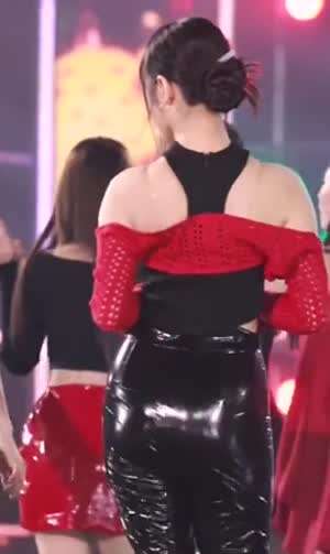 프로미스나인 백지헌 타이트한 검정 애나멜 바지 뒤태