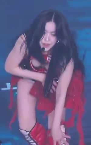 있지 류진 가슴라인 절개 틈으로 숙인 가슴골 노출.mp4