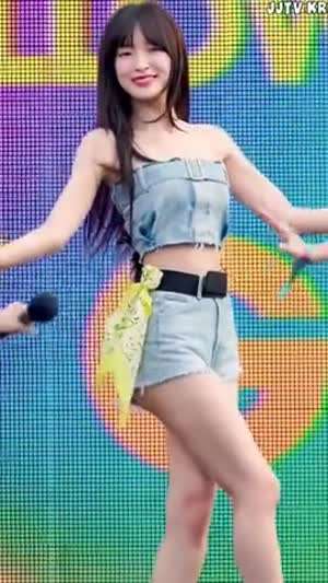 오마이걸 아린 청튜브탑 청반바지