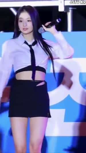 프로미스나인 이나경 흰검 오피스룩 크롭 셔츠 탄탄한 허벅지