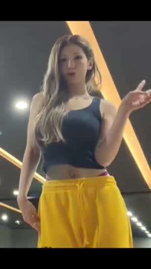 전소미 풍만한 검정 나시티+분홍색 팬티끈까지 살짝