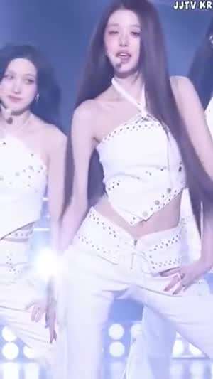 화이트 X홀터넥 반다나 아이브 장원영