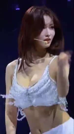 앞으로 숙이는 묵직묵직한 보석 의상 트와이스 모모 (2)