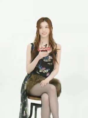 다리 꼬고 인터뷰하는 검스 트와이스 사나