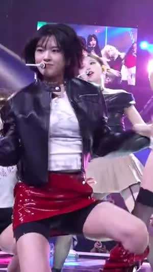 아이브 안유진 쩍벌 레드 에나멜 치마 쫀쫀한 숏레깅스.mp4