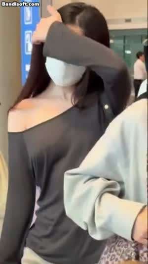 입국하는 슈화...얇은 회색 원오프숄더 찰랑이는 무빙.mp4