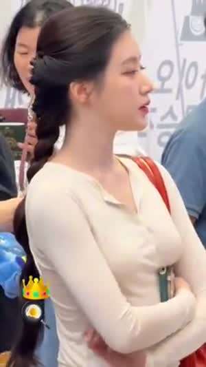 핸드폰과 여권으로 밑가슴 뭉클하게 받친 아이들 슈화.mp4