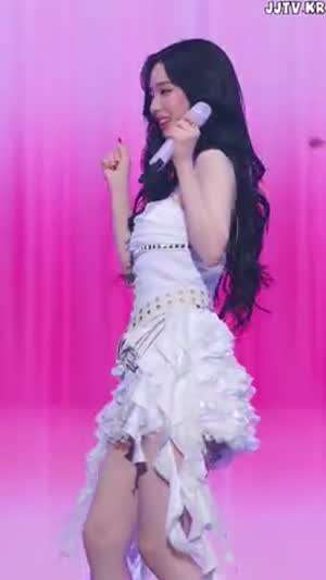 에스파 카리나 살짝 아래에서 본 화이트 오프솔더 드레스.mp4