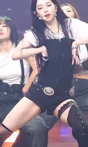 [에스파] 카리나 찰랑이는 허벅지가 돋보이는 움짤 4종.mp4