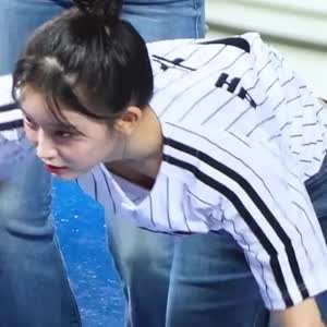 스테이씨 수민 야구장 유니폼 숙인 가슴골.mp4