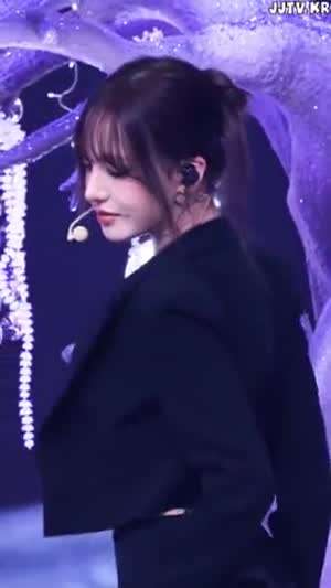 미모 리즈 찍은 얼빡샷 아이브 리즈 검정 슈트