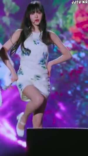 오마이걸 유아 앞머리 내린 청순 미모 꽃무늬 민소매 원피스