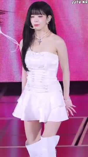 프로미스나인 이채영 화이트 오프솔더 겨드랑이 턴하는 치마 속바지