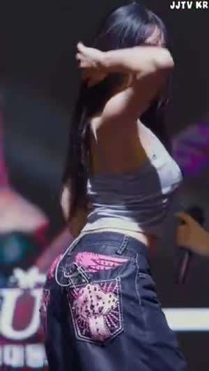 키스오브라이프 나띠 묵직 가슴 회색 끈나시 털어주는 골반