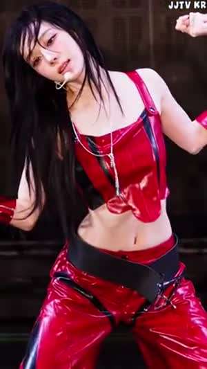 에스파 윈터 에나멜 레드 의상 꿀렁이는 허리 골반 배꼽