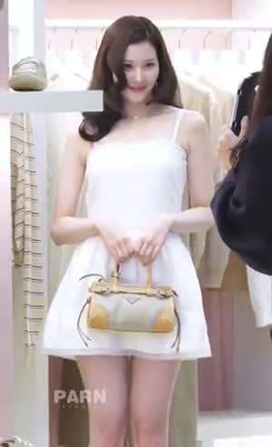 인형 같은 미모 프라다 팝업스토어 트와이스 사나