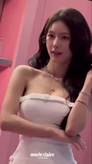 제3의 눈과 마주친 듯한 착시 의상 미연