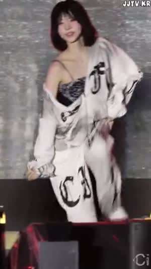 트리플에스 김나경 헐렁 후드 집업속 끈 나시 튜브탑