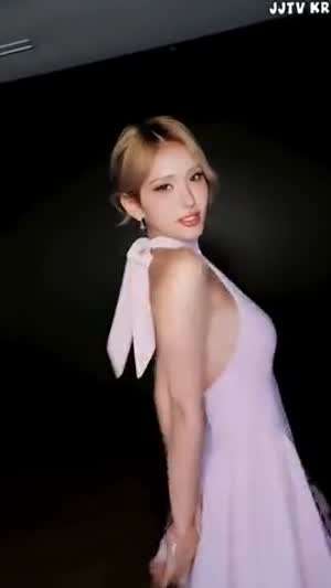 전소미 홀터넥 화이트 원피스 백리스