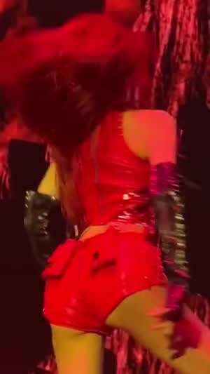 ITZY 유나 빨간 가죽 코르셋 배꼽 가죽 핫팬츠 허벅지