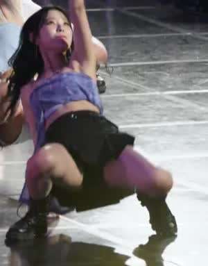 아래 각도에서 본 바닥안무 프로미스나인 백지헌