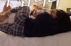 침대에 누운 털잠옷 바지 르세라핌 카즈하 습격하는 나쁜손 (feat 홍은채)