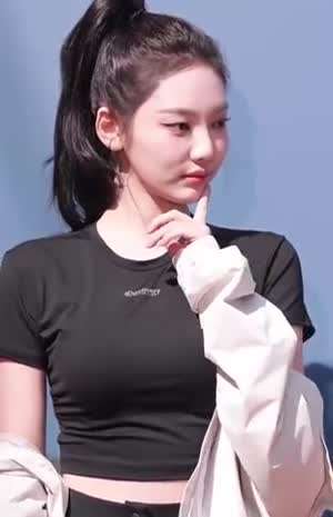 에스파 닝닝 디스커버리 행사브라 비치는 봉긋 가슴 밀착 검정 크롭티 슬렉스진.mp4