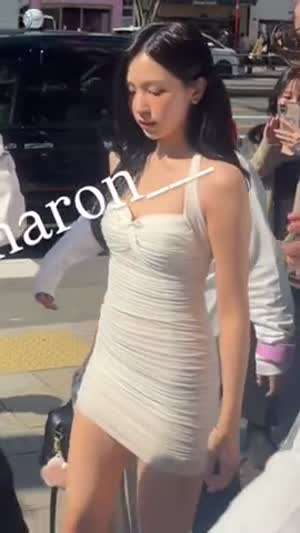 미나 몸에  달라붙는 순백색 셔링 드레스 골반 몸매라인 레전드.mp4