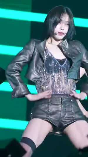 있지 류진 대만 콘서트...가죽핫팬츠 찰랑이는 내전근 엉벅지.mp4