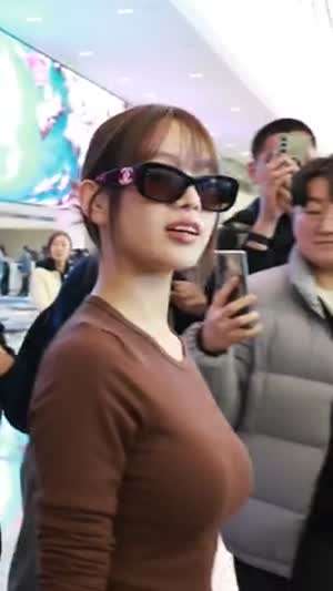 공항에서 볼륨감 과시하는 키스오브라이프 나띠