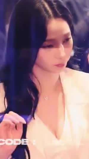 유리 너머 팬들와 대화하는 깊이 파인 정장 조끼 에스파 카리나 (2)