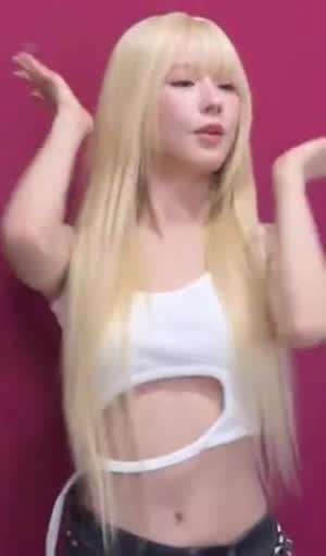 가슴 바로 아래부분에 구멍 뚫린 나시 크롭 의상 아이들 미연