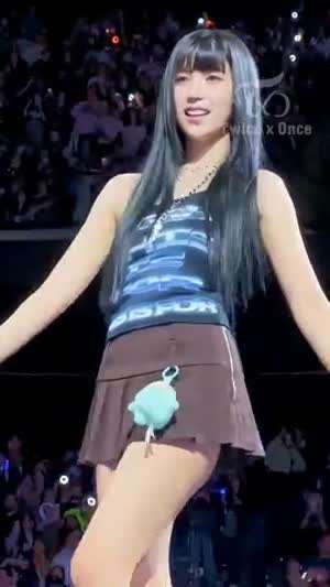 바로 앞에서 본 히메컷 짧은 치마 트와이스 미나 비주얼