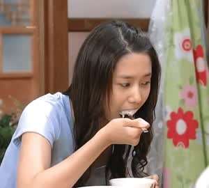 드라마 너는내운명 임윤아 먹방장면.gif