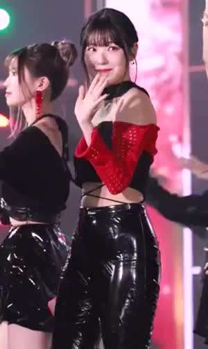 프로미스나인 백지헌 팽팽한 가죽바지