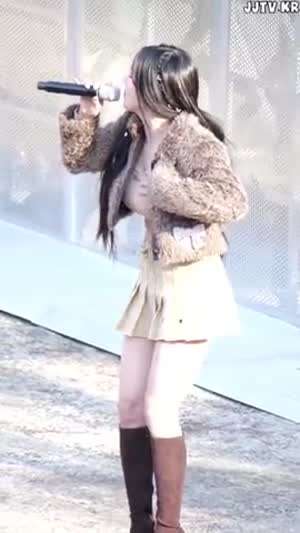 권은비 털자켓속 숨겨둔 묵직 가슴 밀착티 덜렁.mp4